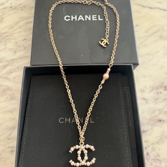 Authentic Chanel Faux Pearl Embellished CC Logo Necklace Gold Chain With Box - Picture 1 of 9